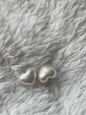 Iridescent Heart Pearl Stud Earrings - Cream/White